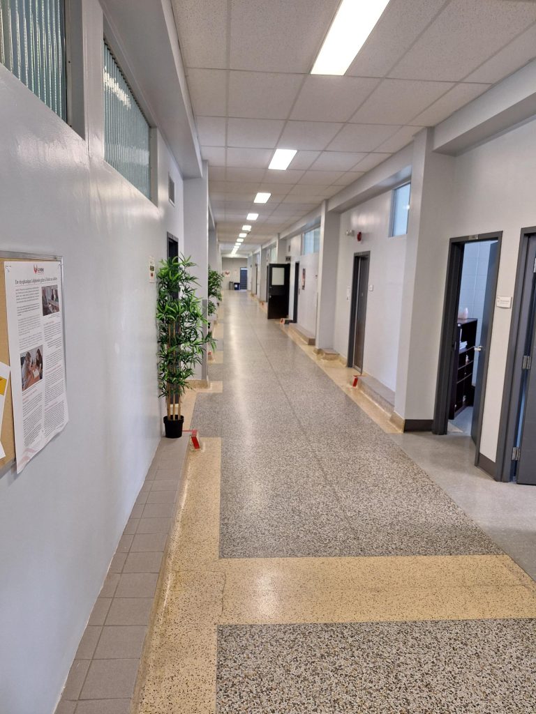 Allez jusqu’au fond du corridor
